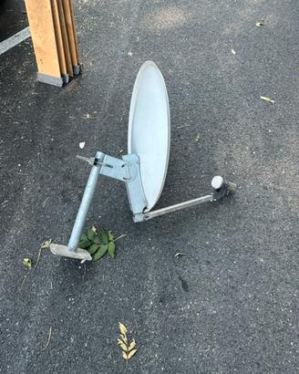 Parabola con piastra dí fissaggio