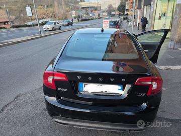 AUTO VOLVO S60