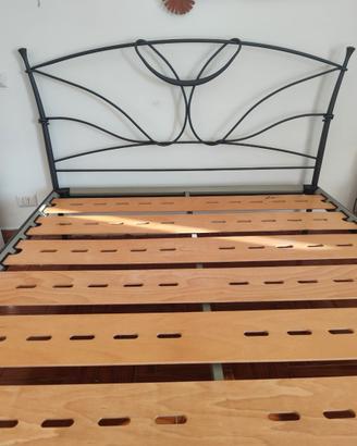 Letto matrimoniale in ferro battuto e rete