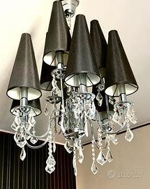 Lampadario in metallo cromato e paralumi neri