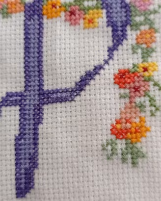 Lettera alfabeto P ricamata a mano punto croce