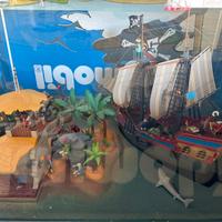 Playmobil Isola dei Pirati con Vetrina in Legno –