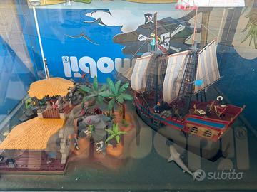 Playmobil Isola dei Pirati con Vetrina in Legno –
