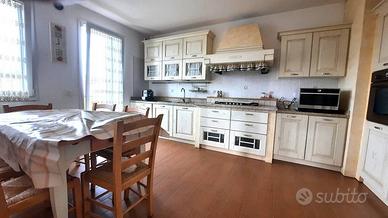 Appartamento di 150 m² con 5 locali e box auto a P