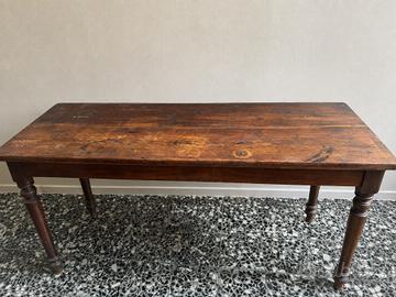 Tavolo antico in abete rosso con gambe tornite
