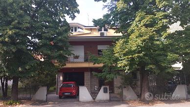 Porzione casa indipendente a Modena Est mq 366