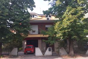 Porzione casa indipendente a Modena Est mq 366