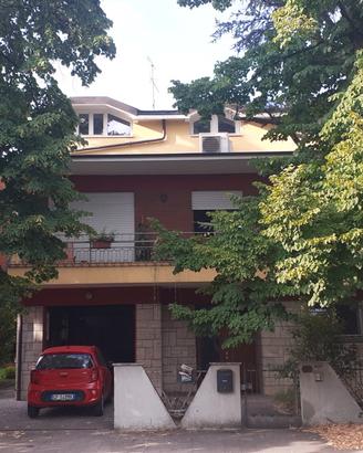 Porzione casa indipendente a Modena Est mq 366
