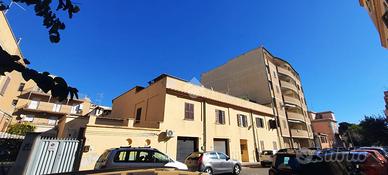 2 LOCALI A LADISPOLI