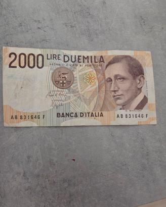 2000 lire italiana di carta