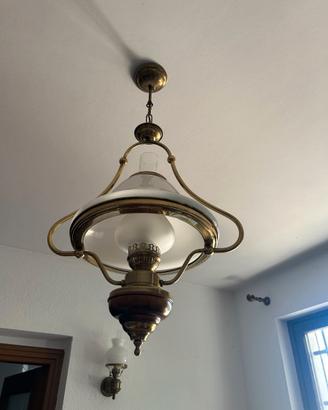 Lampadario vintage ottone e vetro opalino
