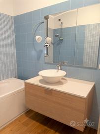 Mobile bagno sospeso moderno con lavabo a ciotola