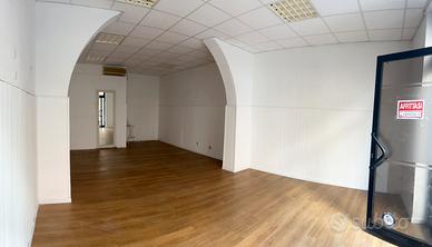 Fondo commerciale con vetrina su Via Umberto Mondo