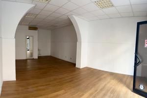 Fondo commerciale con vetrina su Via Umberto Mondo