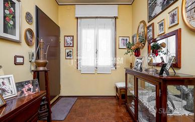 QUADRILOCALE CON BALCONE IN PICCOLO CONTESTO E SOF