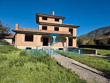 Villa grezza con giardino a Forino