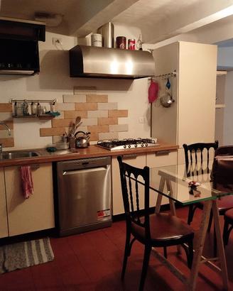 cucina con elettrodomestici 