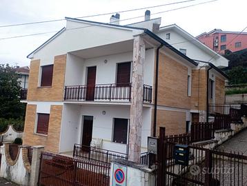 Casa singola con due appartamenti e orto