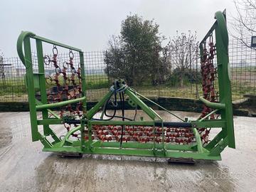 Trattore erpice a strascico per prati