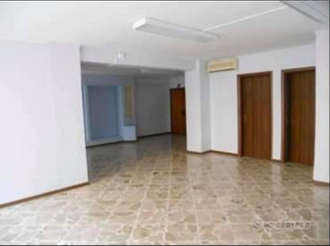 Locale commerciale o uso ufficio Enna alta