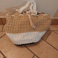 Borsa ricamata a mano all'uncinetto