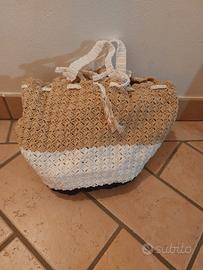 Borsa ricamata a mano all'uncinetto