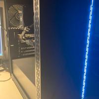 PC gaming con monitor e periferiche