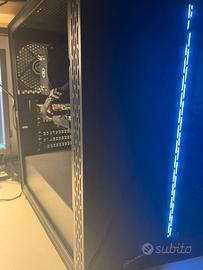 PC gaming con monitor e periferiche