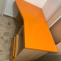 Scrivania con scaffale