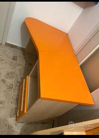 Scrivania con scaffale