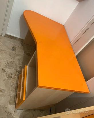 Scrivania con scaffale