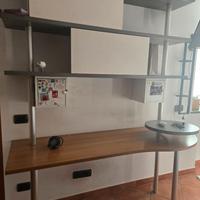 Scrivania con mensole