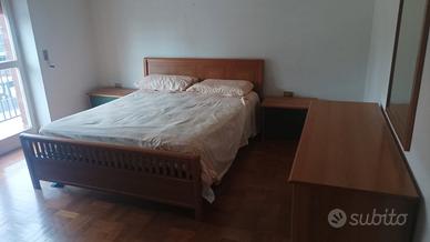 Letto matrimoniale con comodini 