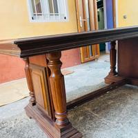 Tavolo con sei sedie.