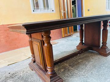 Tavolo con sei sedie.