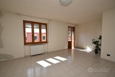Ampio appartamento con garage e cucina rustica