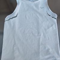 canotta Nike e top Bershka ragazza 