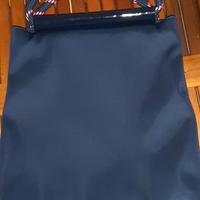 Borsa blu a mano