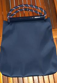 Borsa blu a mano