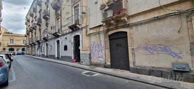 PIAZZA UNIVERSITA' bottega mq.33