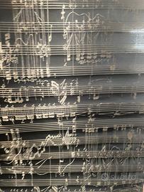 Tessuto con filamenti in rame e trama con note