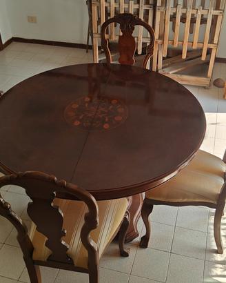 Tavolo stile classico  con sedie 