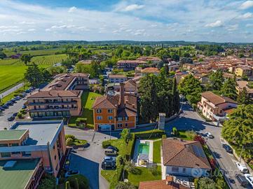 Palazzo / Stabile di 1800 m² con più di 5 locali a