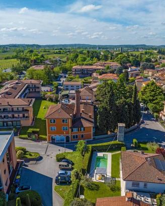 Palazzo / Stabile di 1800 m² con più di 5 locali a