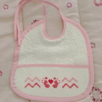 Bavetta neonata in spugna ricamata a mano con pied