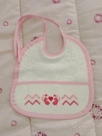 Bavetta neonata in spugna ricamata a mano con pied