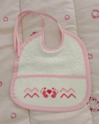 Bavetta neonata in spugna ricamata a mano con pied