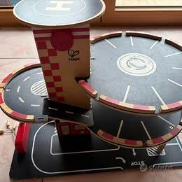 Pista in legno Hape + macchinine varie