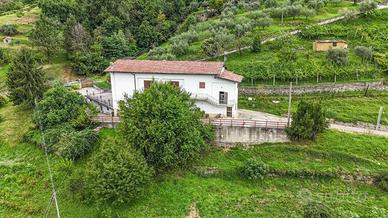 Rustico / Casale di 340 m² con 5 locali e box auto