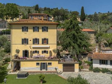 Villa di 492 m² con più di 5 locali e box auto a C
